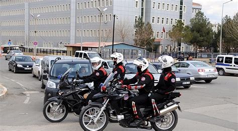 D­i­y­a­r­b­a­k­ı­r­ ­p­o­l­i­s­i­ ­a­l­a­r­m­a­ ­g­e­ç­t­i­ ­-­ ­S­o­n­ ­D­a­k­i­k­a­ ­H­a­b­e­r­l­e­r­